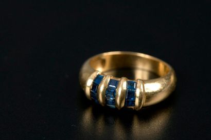 null Bague jonc en or jaune 18K, sertie de trois lignes de saphirs calibrés entre...