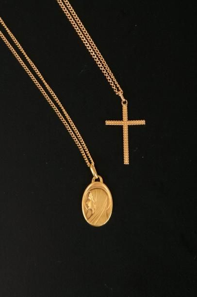 null Une médaille au profil de la Vierge Marie et une croix formant pendentif retenus...