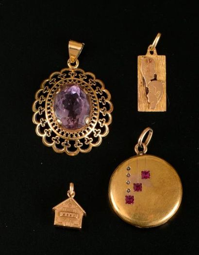 null Ensemble de quatre pendentifs ou pendeloques en or jaune 18K : un serti d'une...