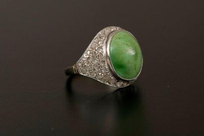 null Bague dôme en or gris 18K ornée d'une pierre verte cabochon entourée d'un pavage...