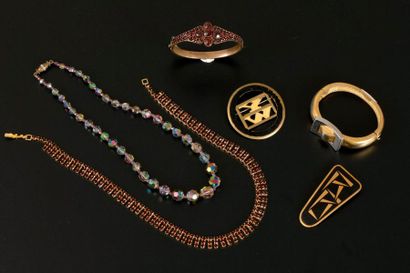 null Ensemble de bijoux fantaisie comprenant : un bracelet jonc signé GIVENCHY (usures),...