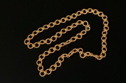 null Collier articulé en or jaune 18K constitué d'anneaux de chaine torsadés et reliés...