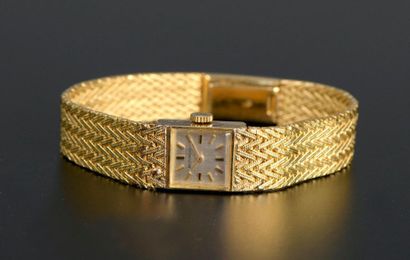 null Montre-bracelet de dame en or jaune 18K, le cadran argenté carré appliqué d'index....