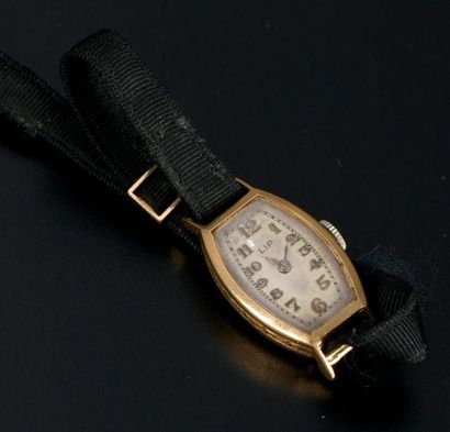 null Montre-bracelet de dame "tonneau" en or jaune 18K. Cadran à chiffres arabes...