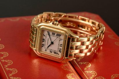 null Montre-bracelet en or jaune 18K modèle "Panthère". Cadran carré à fond beige...