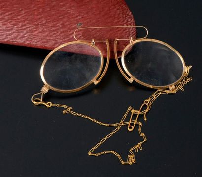 null "Pince-nez" et chaînette en or jaune 18K. 

XIXème siècle.

Long. : 10 cm -...