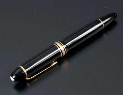 null Stylo plume bombée en résine noire brillante modèle "Meisterstück N°149", l'agrafe...