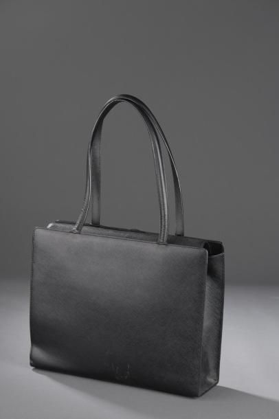 null Yves SAINT LAURENT.

Sac à main/porte-documents porté épaule en cuir noir grainé,...