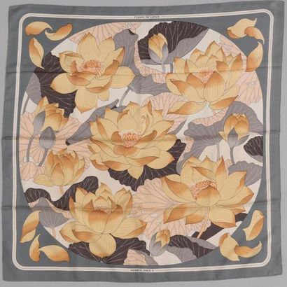 null HERMES. 

Carré de soie "Fleurs de Lotus" à décor en ocre et gris sur fond ivoire,...