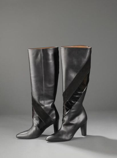 null HERMES.

Paire de bottes à talons modèle "Hobby" en cuir noir à bandes de cuir...