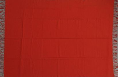 null HERMES.

Châle en cachemire rouge (petites taches).

Long. : 170 cm - Larg....