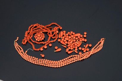 null Ensemble de collier, bracelet, broche, pampilles et perles en corail rose et...