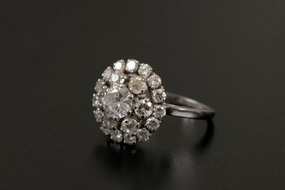 null Bague en or gris 18K, le chaton orné d'un diamant rond de taille brillant dans...