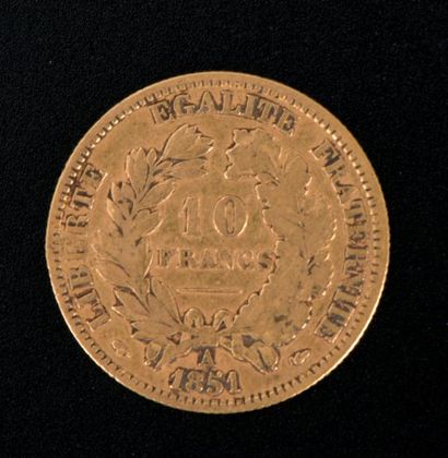 null Une pièce en or de 10 francs 1851 (usures). Lot conservé hors de l'étude et...