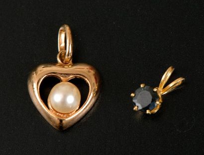 null Quatre pendentifs en or jaune 18K ornés d'une aigue-marine, de perles et de...