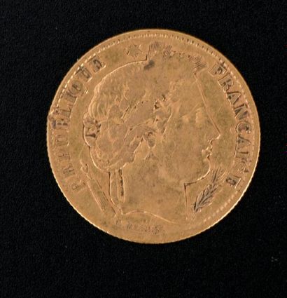 null Une pièce en or de 10 francs 1851 (usures). Lot conservé hors de l'étude et...