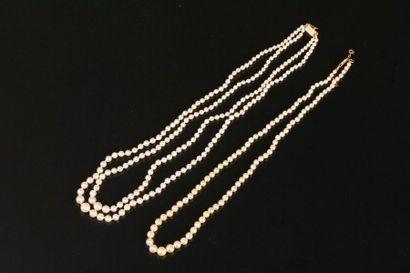 null Deux colliers de perles de culture en chute, l'un à un rang, l'autre à deux...
