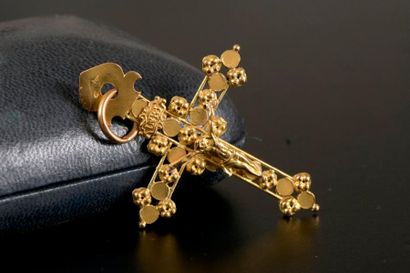 null Crucifix formant pendentif en or jaune 18K.

M.O. : LECOMTE.

Haut. : 5,6 cm...