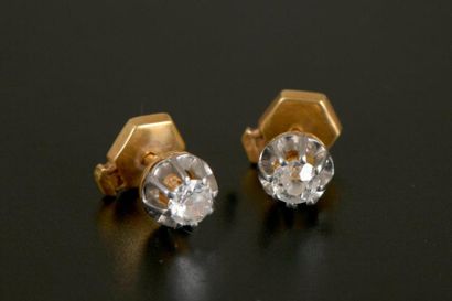 null Paire de boutons d'oreille en or jaune 18K et platine griffés de diamants de...