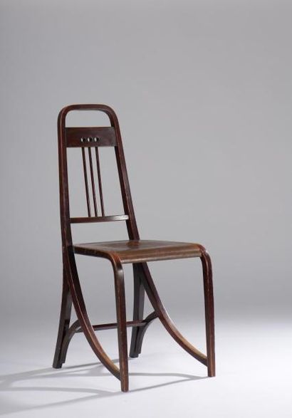 null Joseph HOFFMANN (1878 - 1957) pour THONET.

Chaise n°511 en hêtre teinté courbé,...