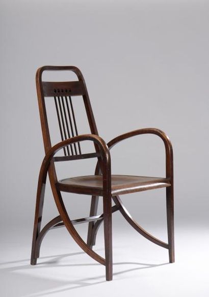 null Joseph HOFFMANN (1878 - 1957) pour THONET.

Chaise n°511 en hêtre teinté courbé,...