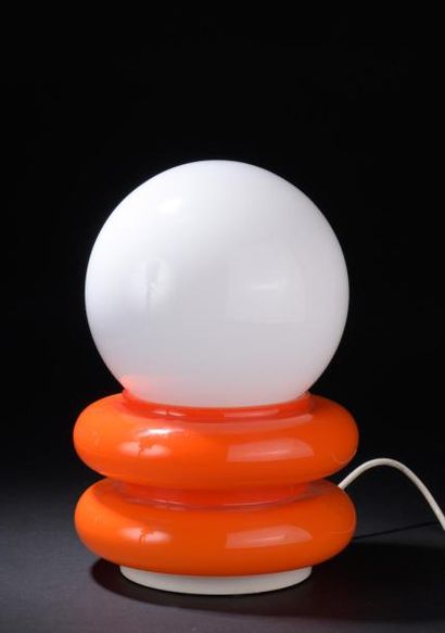 null Lampe à poser en verre à deux sphères aplaties orange soutenant une boule blanche.

Travail...