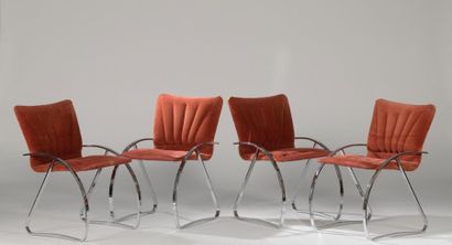 null Suite de quatre fauteuils en aluminium, piétement en porte-à-faux, assise en...