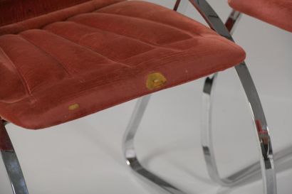 null Suite de quatre fauteuils en aluminium, piétement en porte-à-faux, assise en...