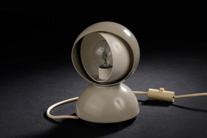 null Vico MAGISTRETTI (Milan, 1920 - 2006).

Lampe à poser modèle Eclisse en métal...