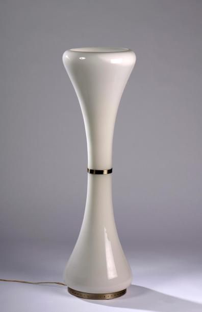 null Carlo NASON (né en 1936).

Lampe en verre opaque blanc de forme sablier (manque...
