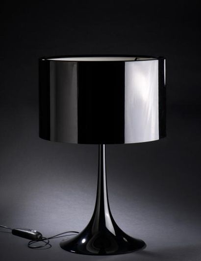 null Sebastian WRONG (né en 1971). 

Lampe à poser en aluminium laqué noir brillant,...