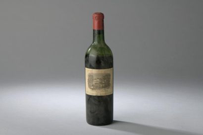 null 1 bouteille Château LAFITE-ROTHSCHILD, 1° cru Pauillac 1962 (es, elt, V, légèrement...