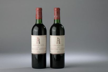 null 2 bouteilles Château LATOUR, 1° cru Pauillac 1970 (1 J, 1 TLB).