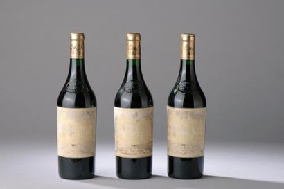 null 3 bouteilles Château HAUT-BRION, 1° cru Pessac-Léognan 1987 (ea très fanées...