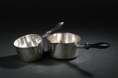 null Deux petites casseroles en argent uni à manche de bois noirci (chocs).

XIXe...