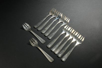 null Douze fourchettes à huîtres en métal argenté, la spatule losangique à deux cannelures...