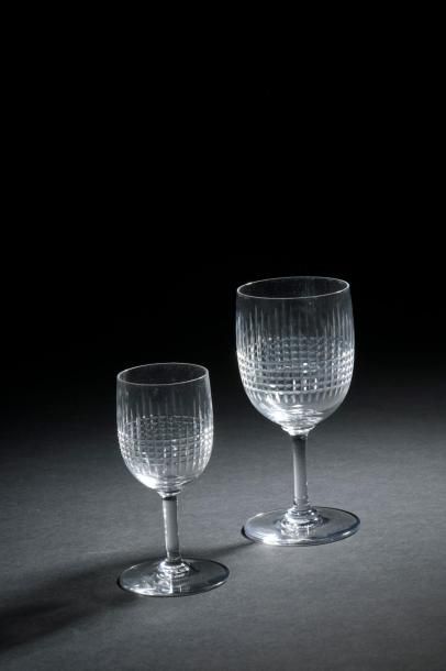null 

Suite de verres modèle "Nancy" en cristal taillé comprenant douze verres à...