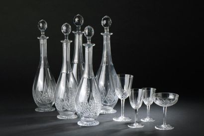 null Partie de service de verres modèle "Epron" en cristal taillé comprenant :

-...