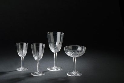 null Partie de service de verres modèle "Epron" en cristal taillé comprenant :

-...