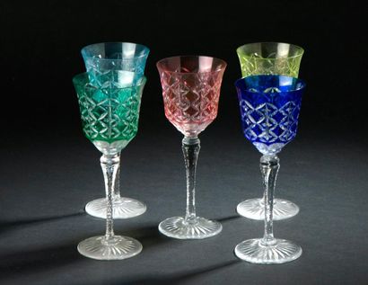 null 

Huit verres à vin du Rhin modèle "Camargue" en cristal taillé overlay de couleur...