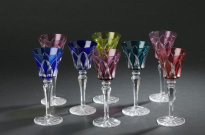 null 

Huit verres à vin du Rhin modèle "Camargue" en cristal taillé overlay de couleur...