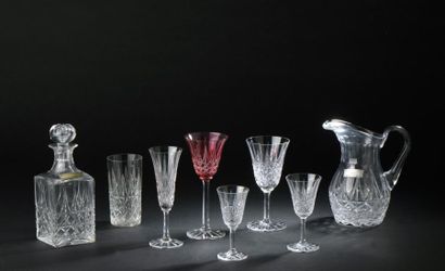 null 

Service de verres modèle "Tarn" en cristal taillé comprenant : 

- un pichet...