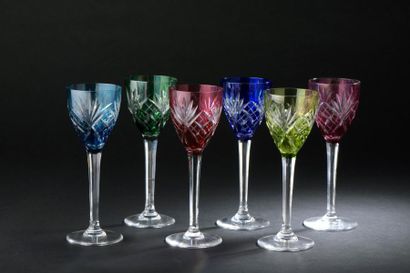 null 

Suite de six verres à vin du Rhin modèle "Chantilly" en cristal taillé overlay...