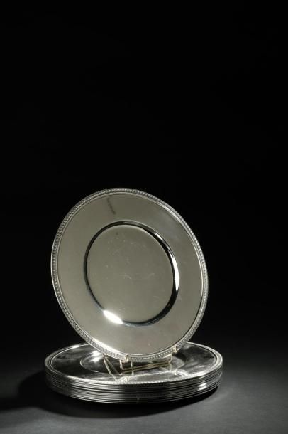 null Douze assiettes de présentation modèle "Malmaison" en métal argenté, la bordure...