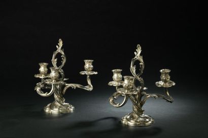 null Paire de candélabres bout de table à trois bras de lumière en métal sculpté...