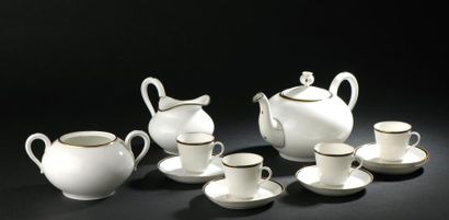 null Partie de service à thé en porcelaine blanche à filets noir et or comprenant...