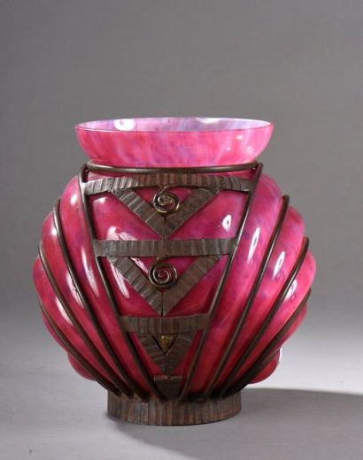 null Vase boule à col ouvert en verre rose nuancé soufflé dans une structure en fer...