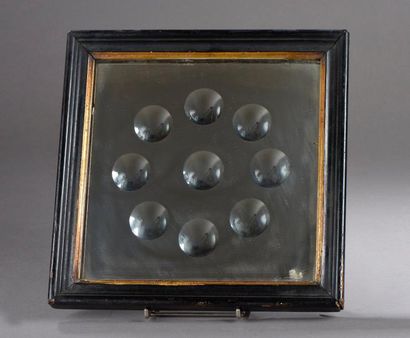 null Petit miroir carré à neuf pastilles convexes.

XIXe siècle.

Haut. : 30 cm -...