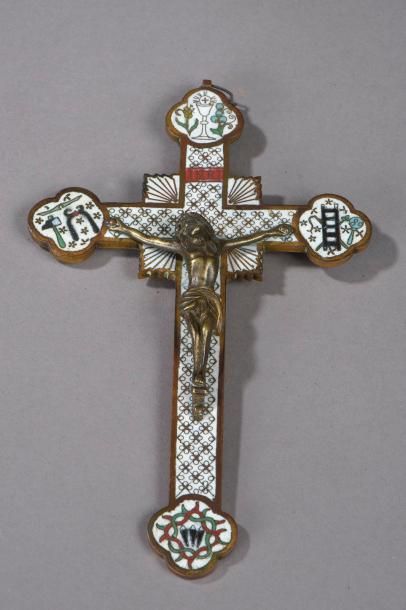 null Crucifix en bronze, la Croix à décor en émaux cloisonnés sur fond blanc de croisillons...