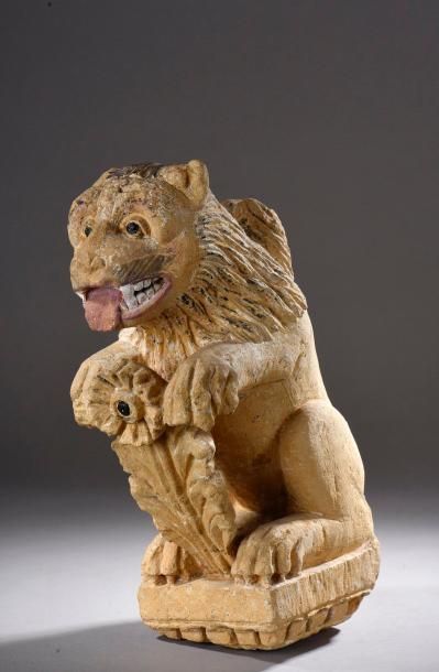 null Élément d'architecture en calcaire sculpté représentant un lion assis, la langue...